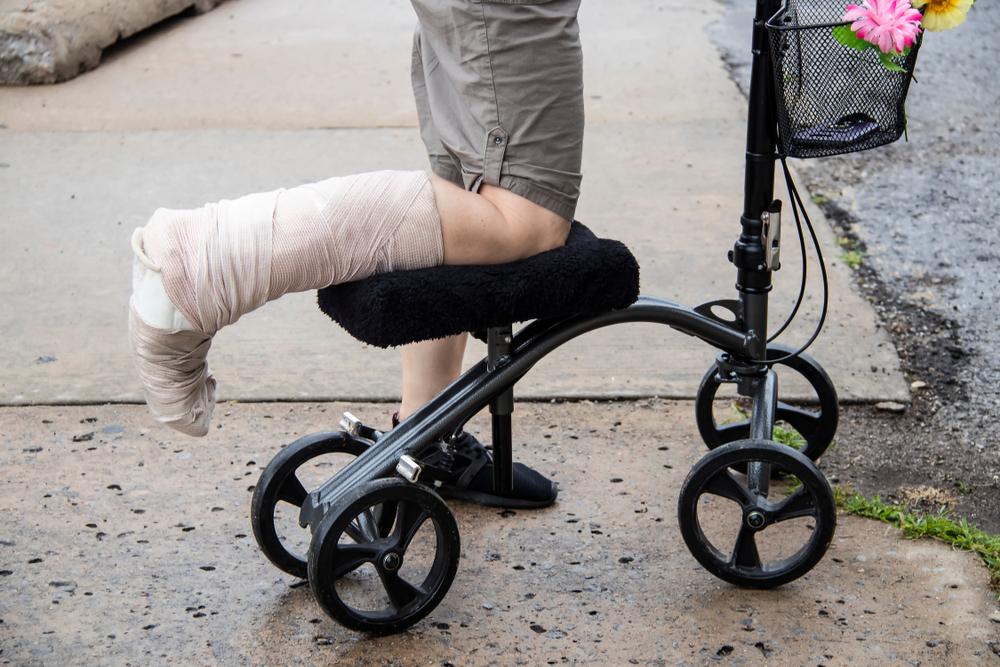 Read more about the article Knee Walkers vs. Crutches